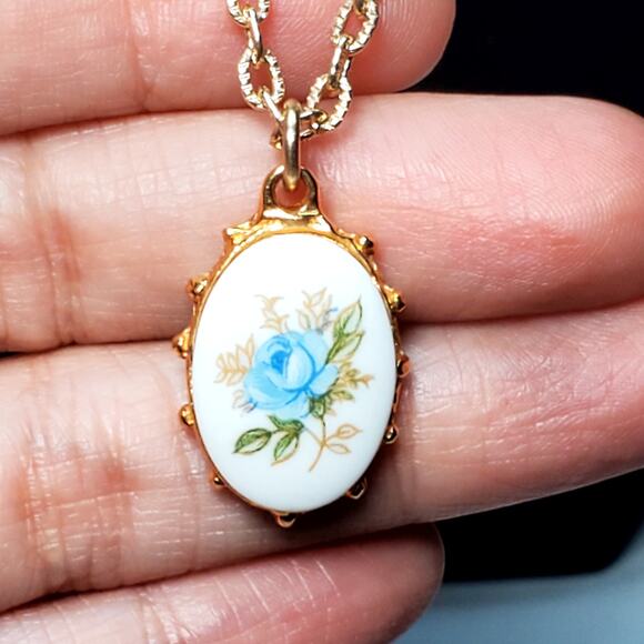Vintage Floral Blue Rose Necklace Gold Tone 24" Hong Kong - Picture 2 of 7